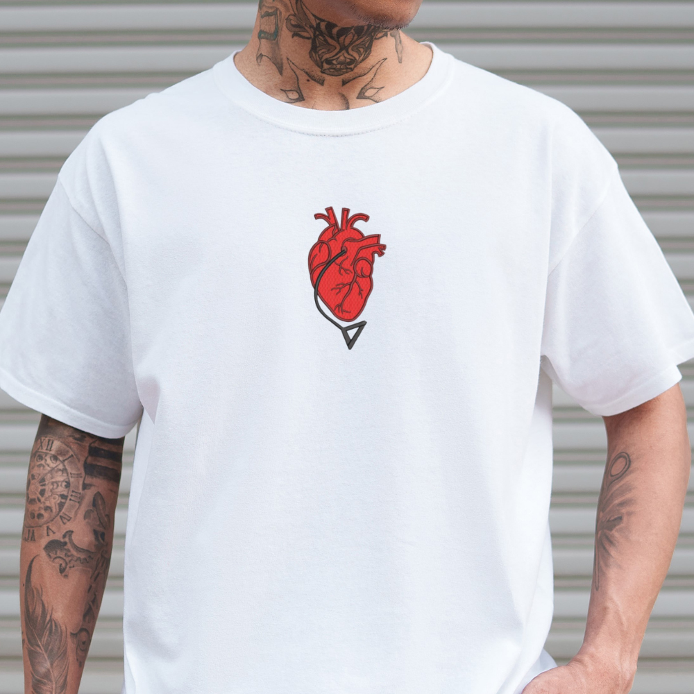 Pochita Herz besticktes Comfort Colors® Anime T-Shirt