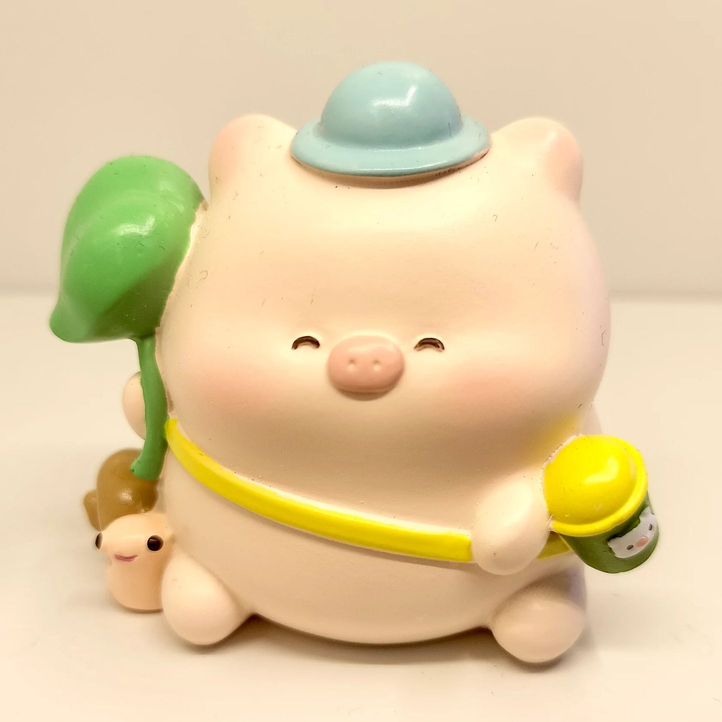 TOURIST PIGGY FIGURINE BLIND BOX (1 Blind Box)