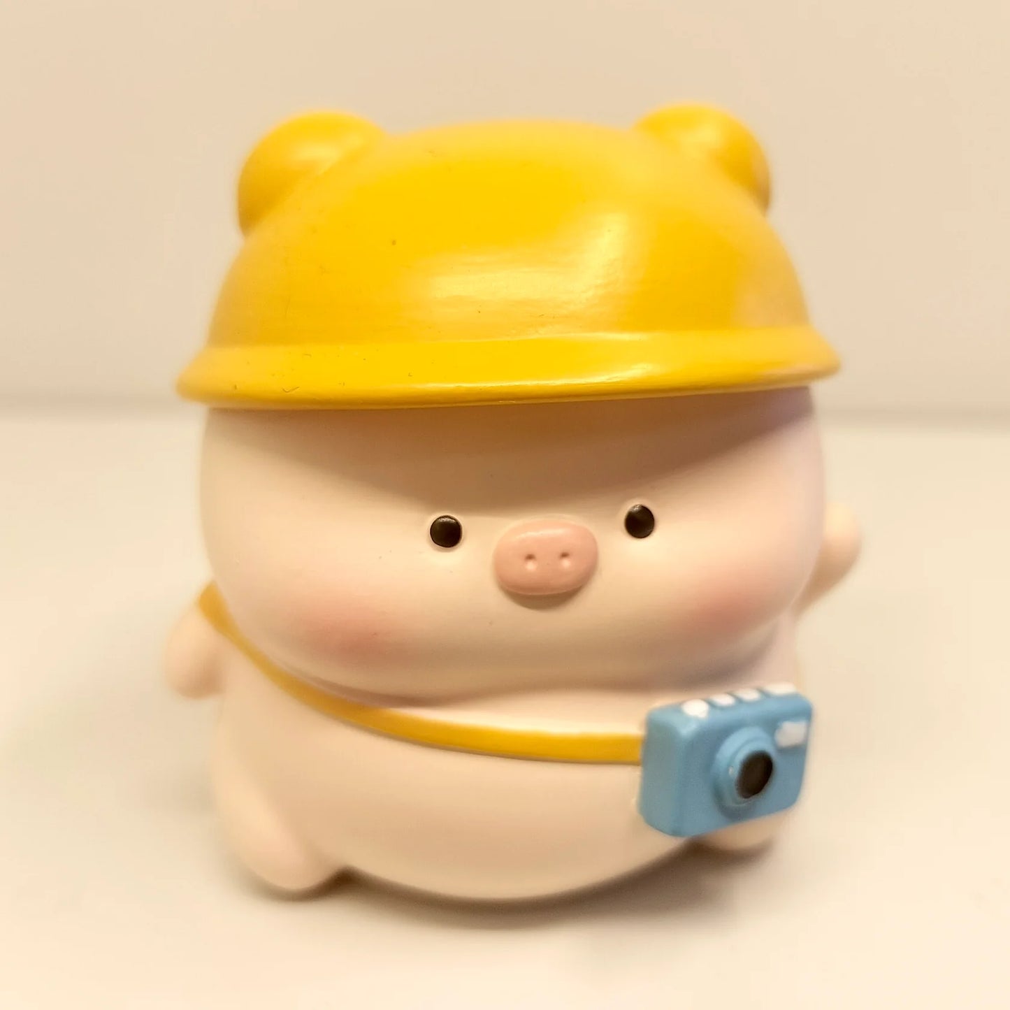 TOURIST PIGGY FIGURINE BLIND BOX (1 Blind Box)