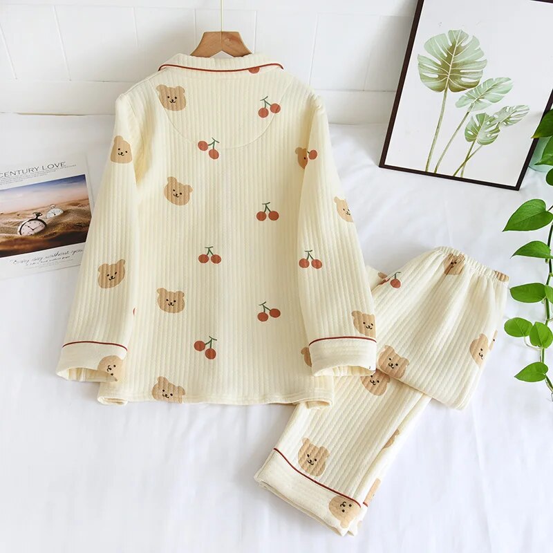 Warmer Pyjama mit Kirschbär-Motiv