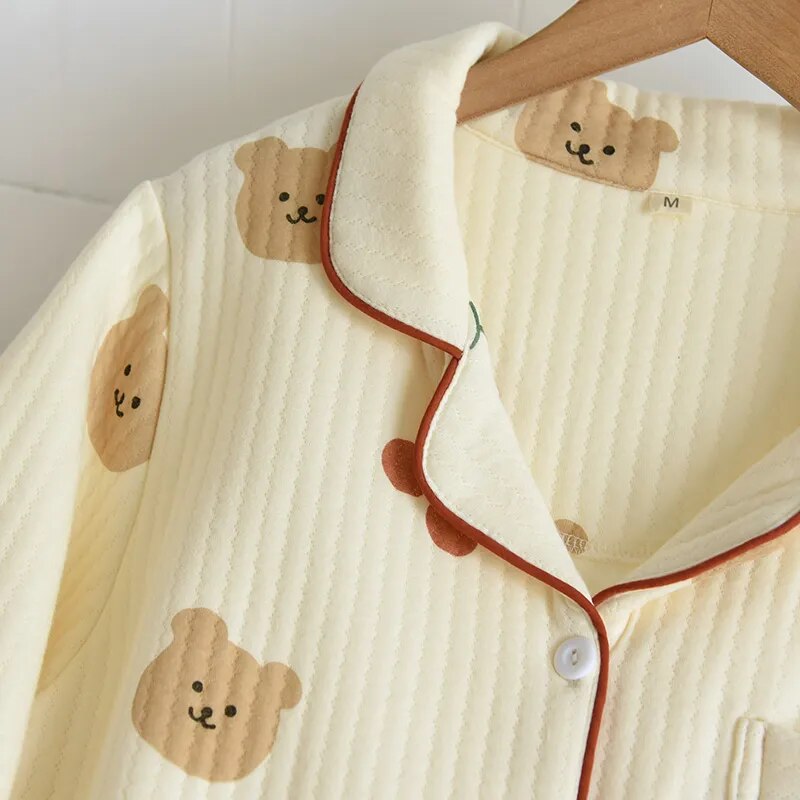 Warmer Pyjama mit Kirschbär-Motiv