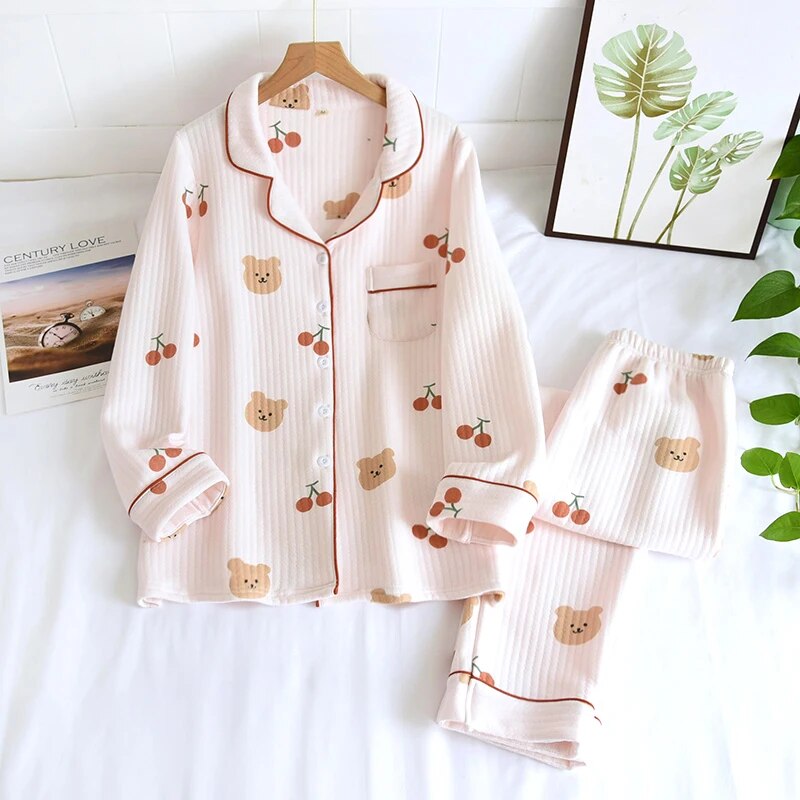 Warmer Pyjama mit Kirschbär-Motiv