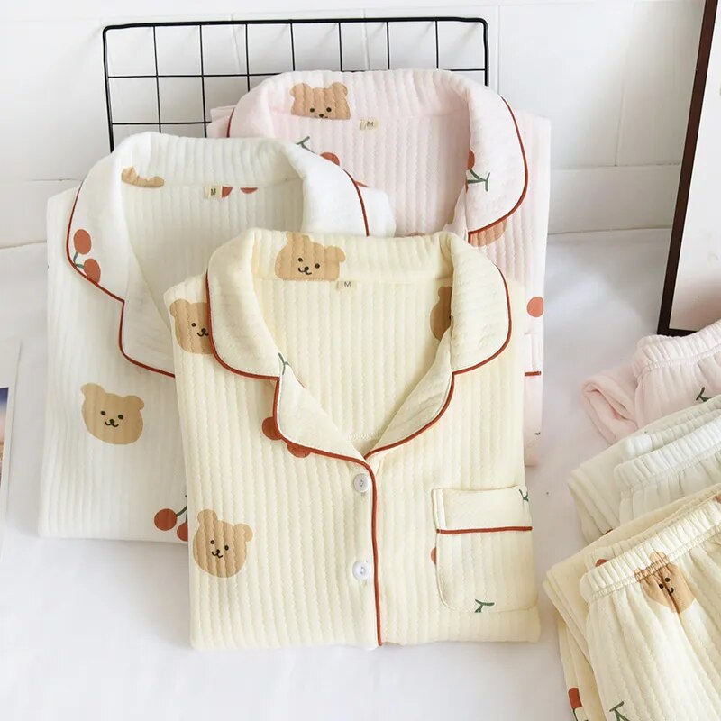 Warmer Pyjama mit Kirschbär-Motiv