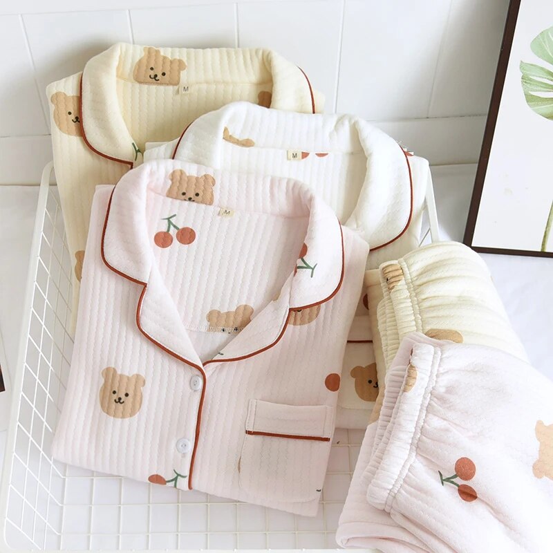 Warmer Pyjama mit Kirschbär-Motiv