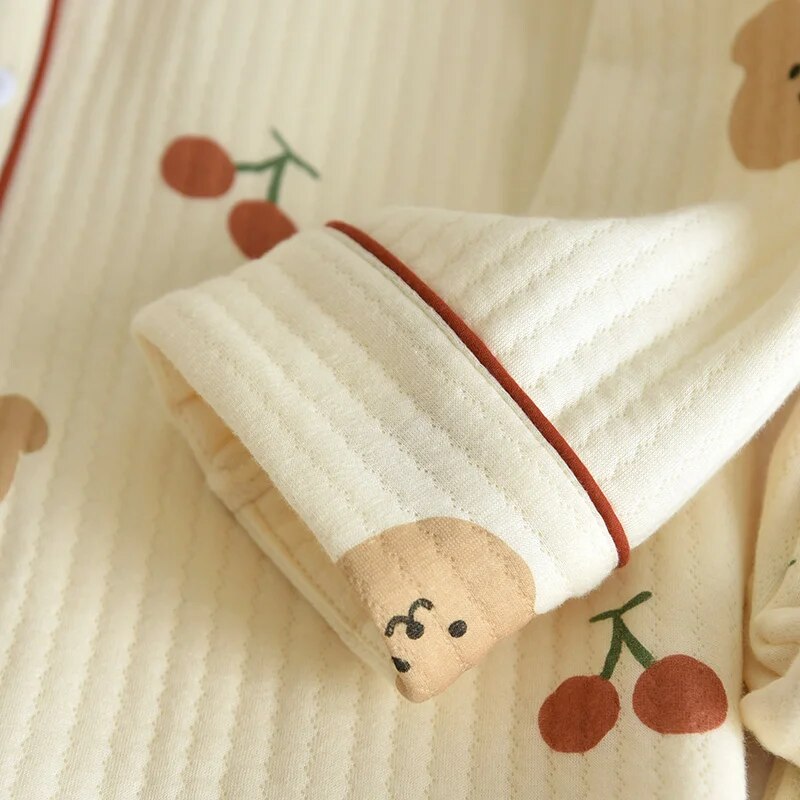 Warmer Pyjama mit Kirschbär-Motiv
