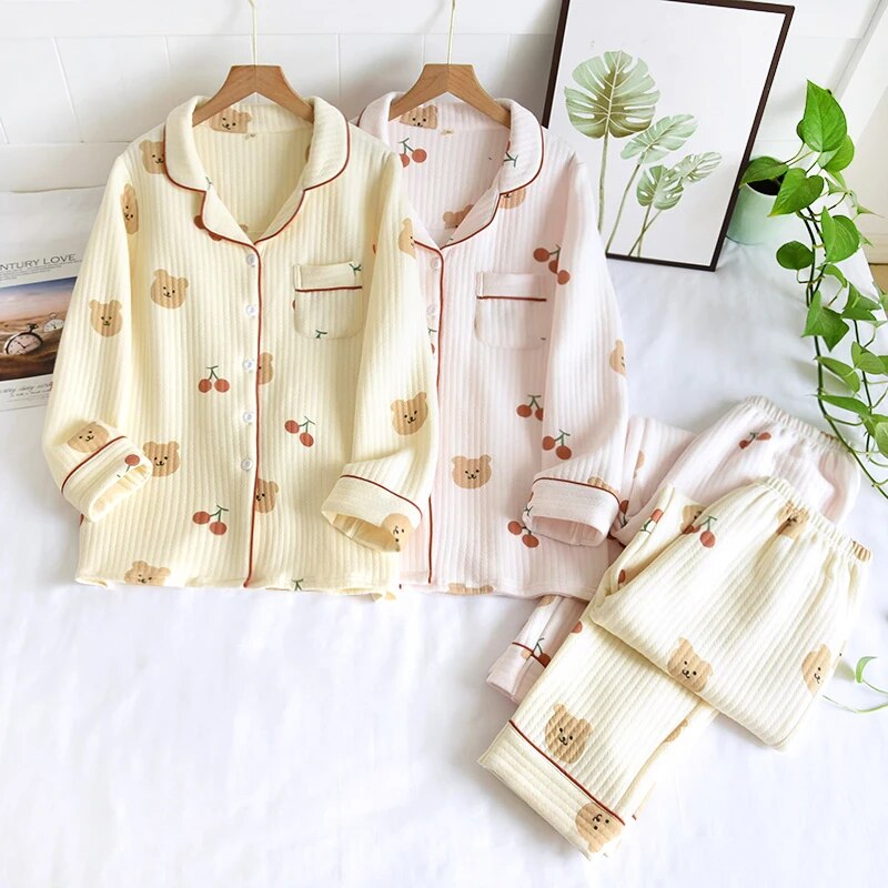 Warmer Pyjama mit Kirschbär-Motiv