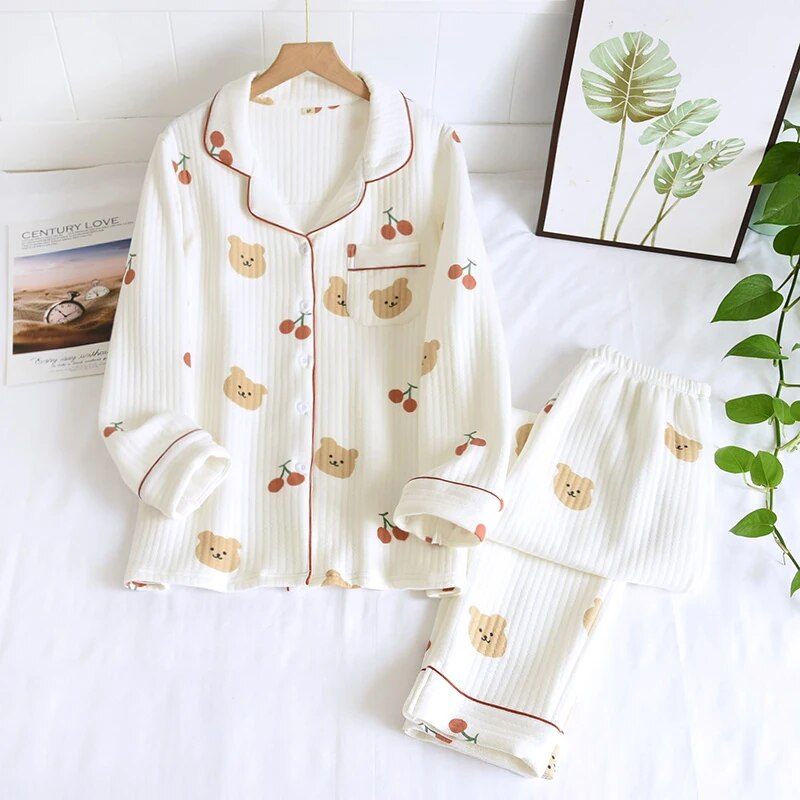 Warmer Pyjama mit Kirschbär-Motiv