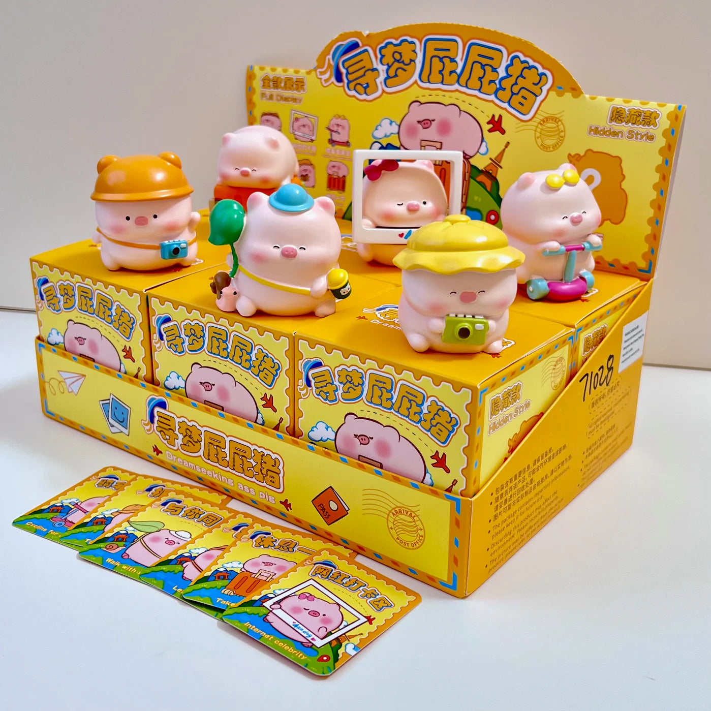 TOURIST PIGGY FIGURINE BLIND BOX (1 Blind Box)
