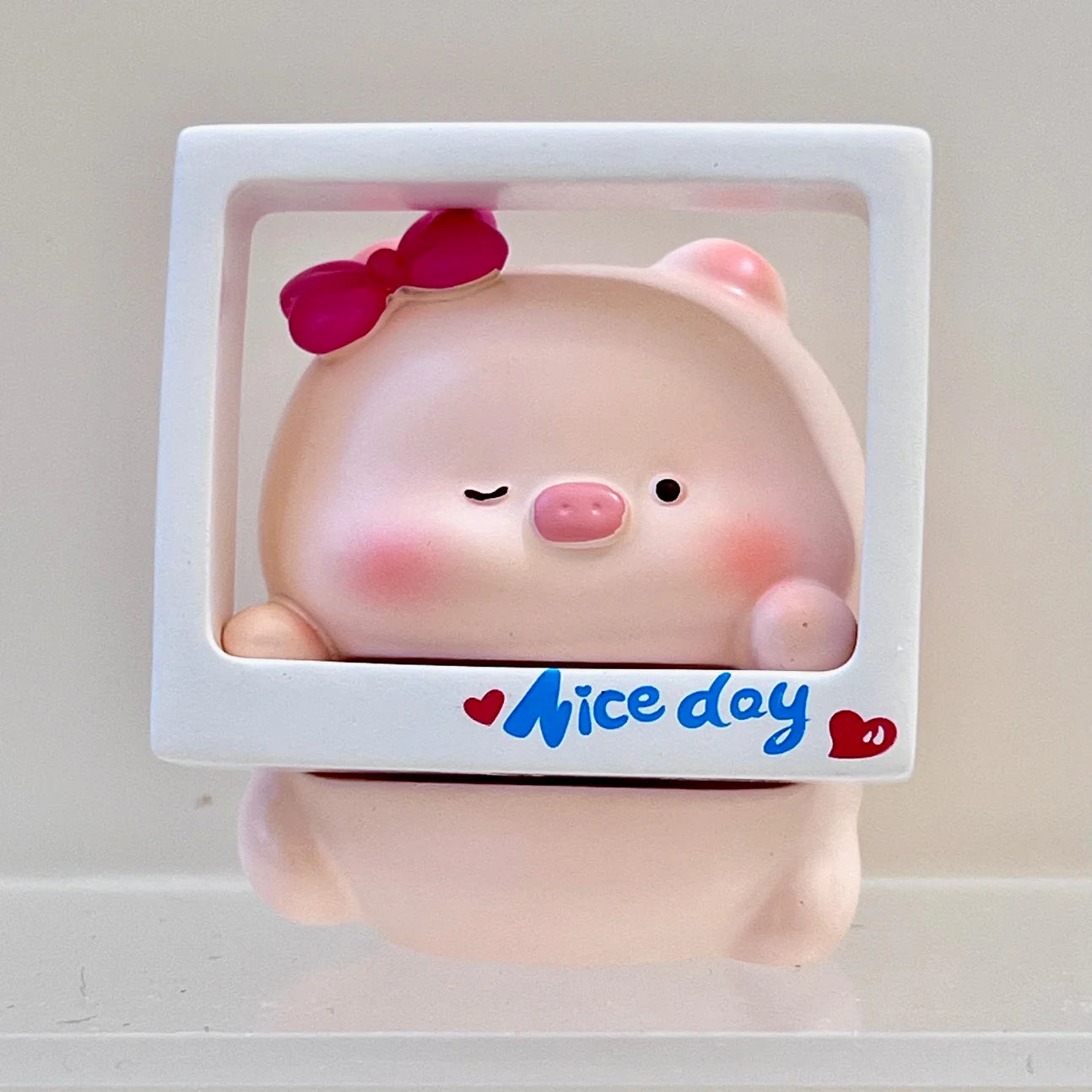 TOURIST PIGGY FIGURINE BLIND BOX (1 Blind Box)