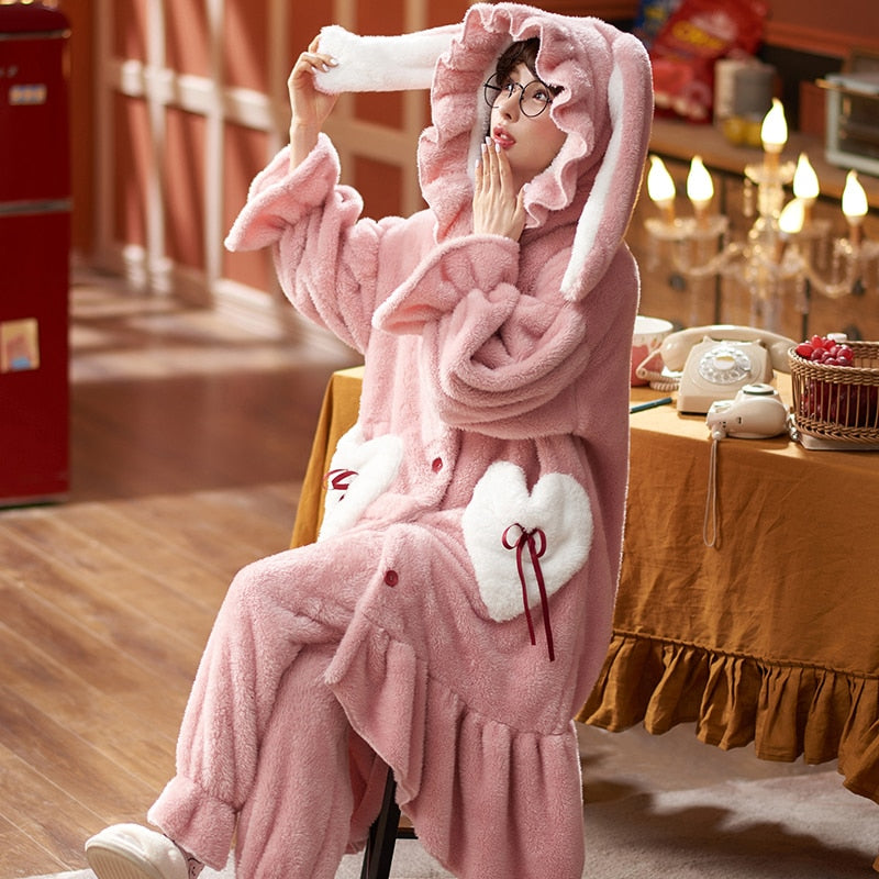 Niedlicher Winterpyjama mit Kapuze