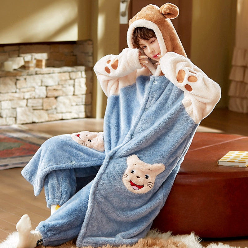 Niedlicher Winterpyjama mit Kapuze
