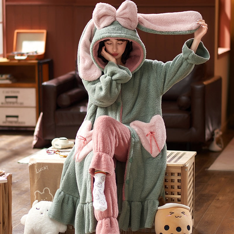 Niedlicher Winterpyjama mit Kapuze