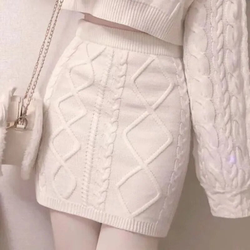 Besticktes Häschen-Strickpullover-Outfit