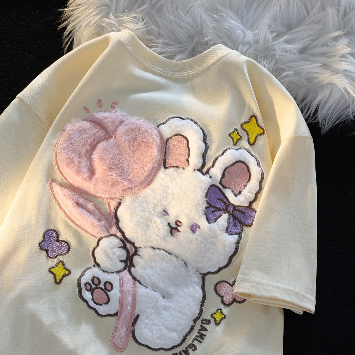 Flauschiges Tulpenhasen-T-Shirt