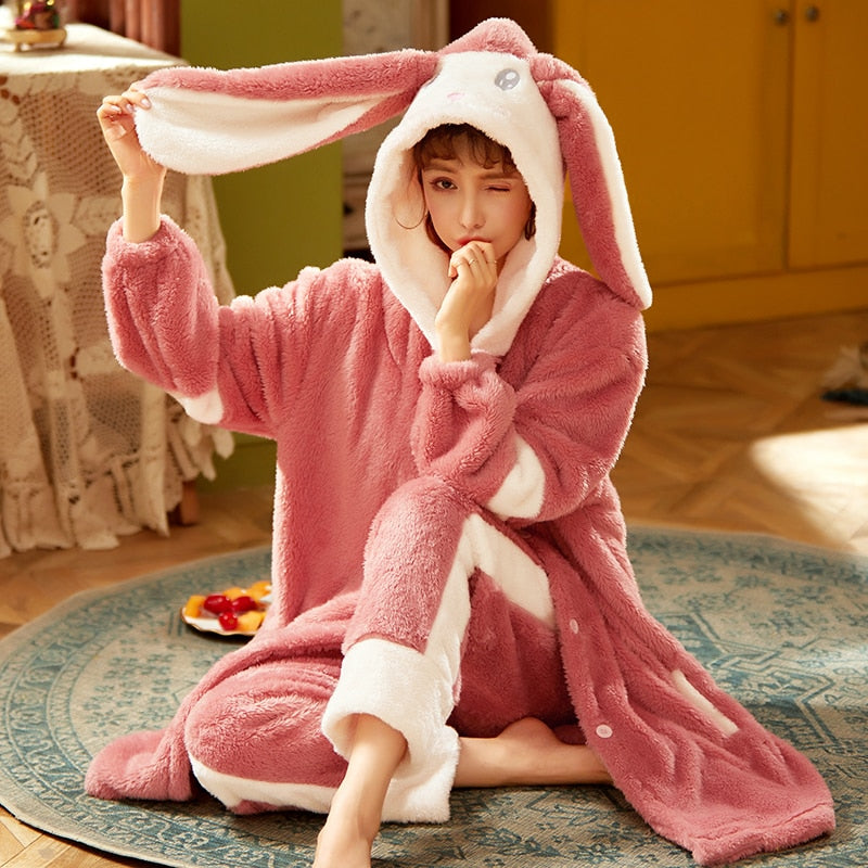 Niedlicher Winterpyjama mit Kapuze