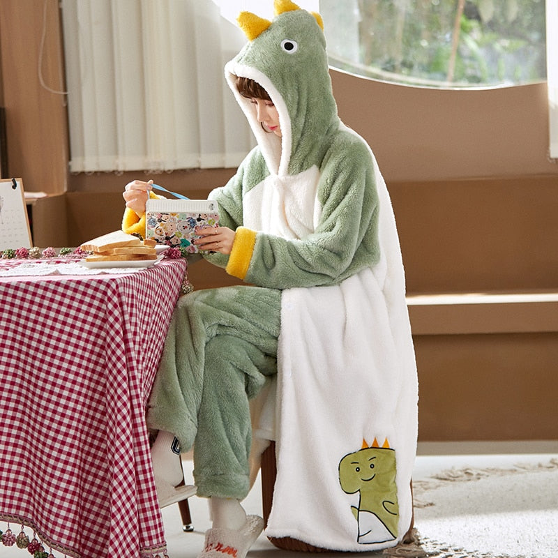 Niedlicher Winterpyjama mit Kapuze