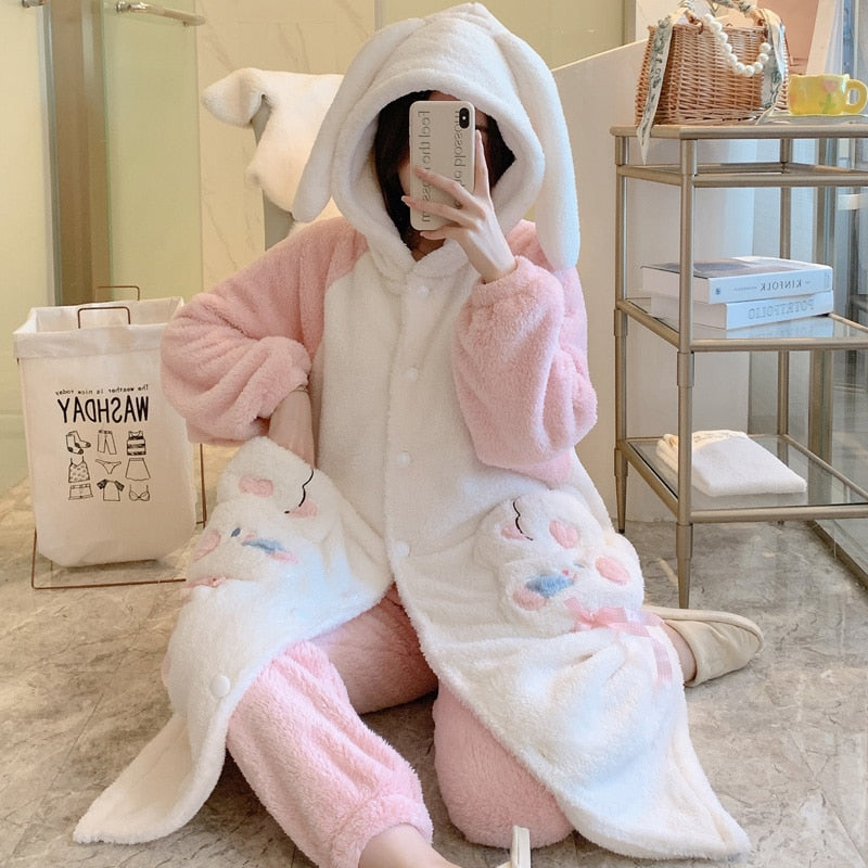 Niedlicher Winterpyjama mit Kapuze