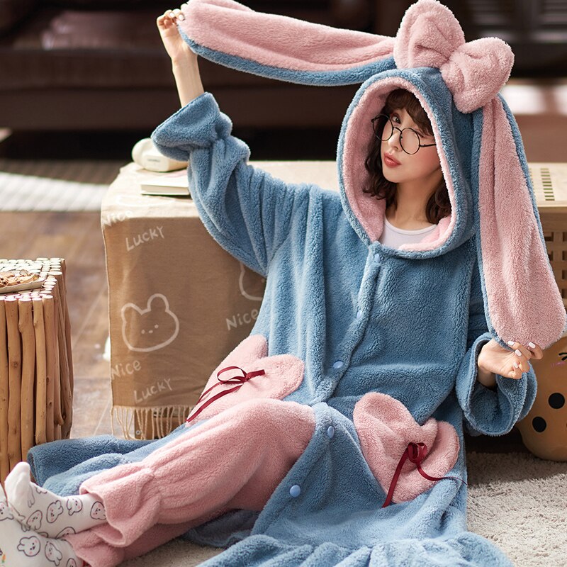 Niedlicher Winterpyjama mit Kapuze