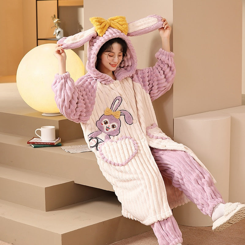 Niedlicher Winterpyjama mit Kapuze