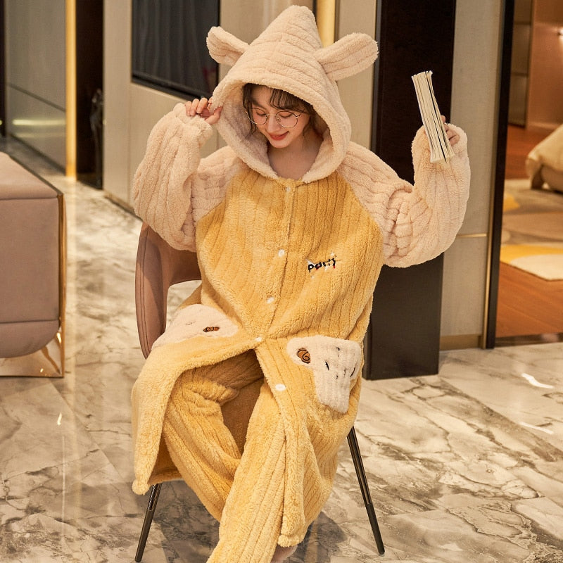 Niedlicher Winterpyjama mit Kapuze
