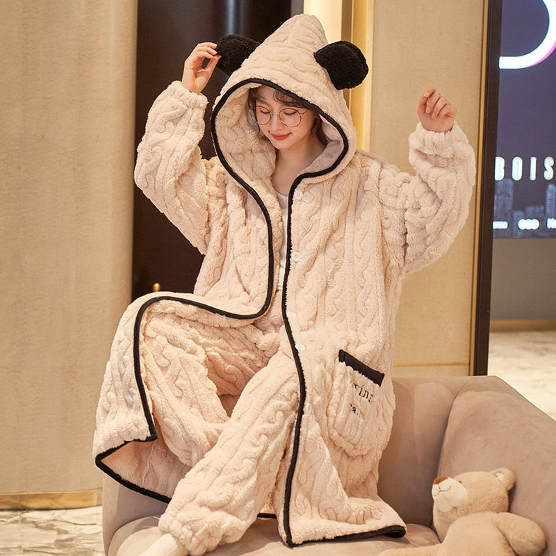Niedlicher Winterpyjama mit Kapuze