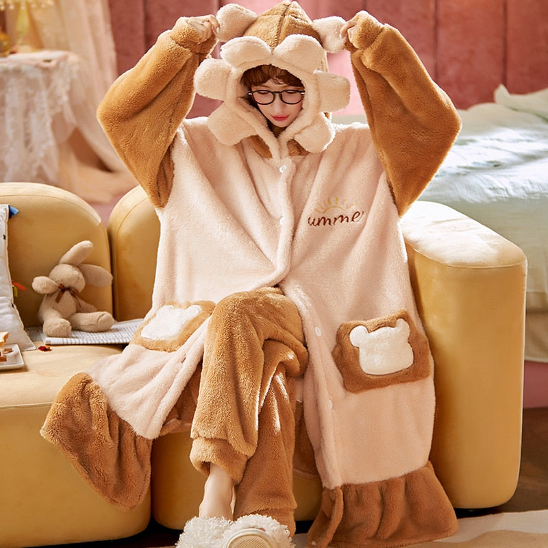 Niedlicher Winterpyjama mit Kapuze