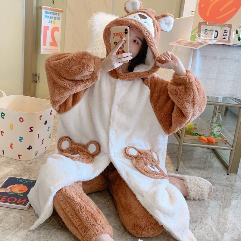 Niedlicher Winterpyjama mit Kapuze