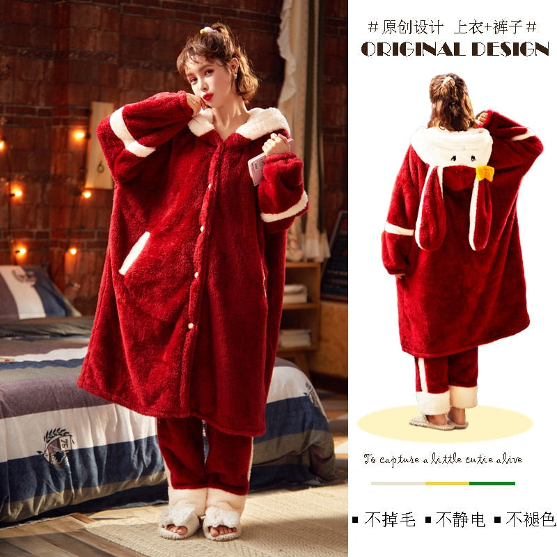Niedlicher Winterpyjama mit Kapuze