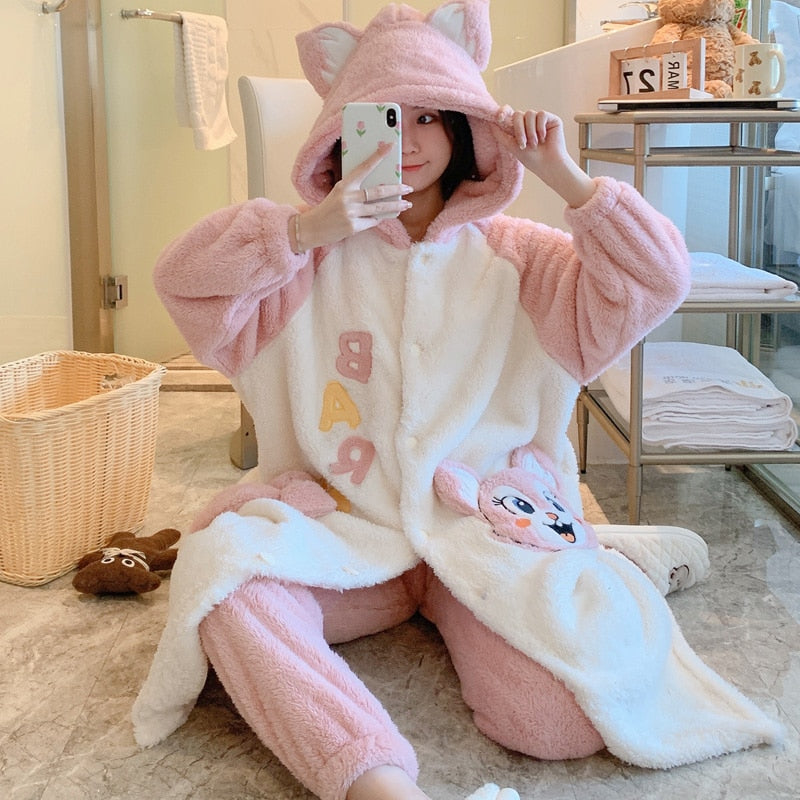 Niedlicher Winterpyjama mit Kapuze