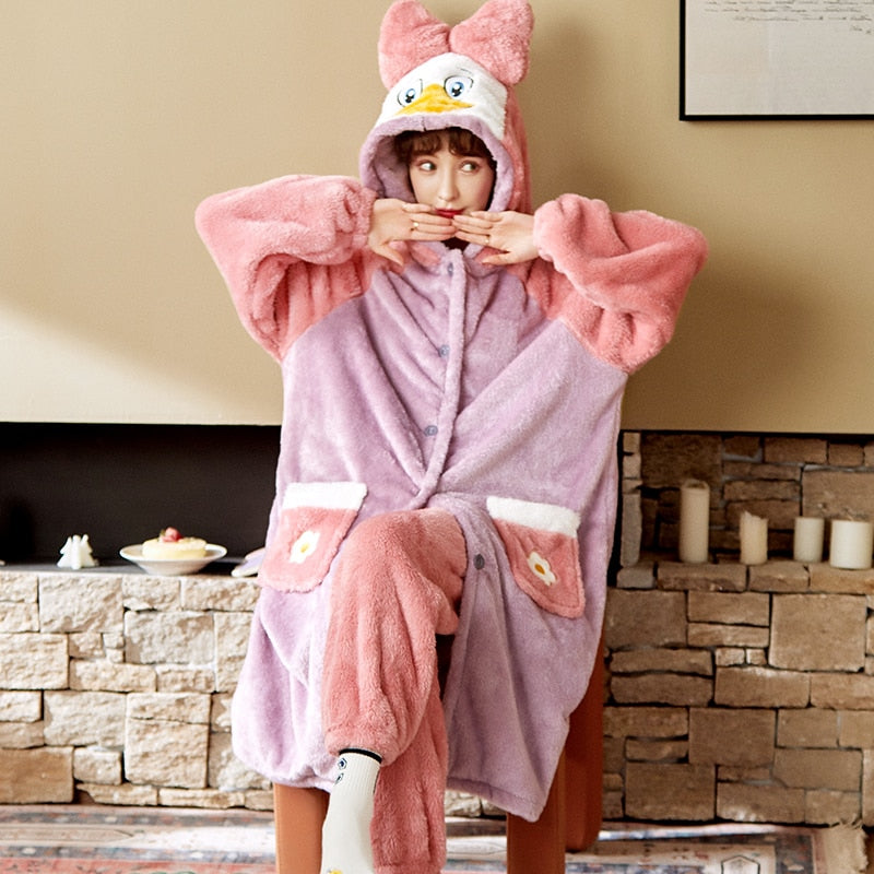Niedlicher Winterpyjama mit Kapuze