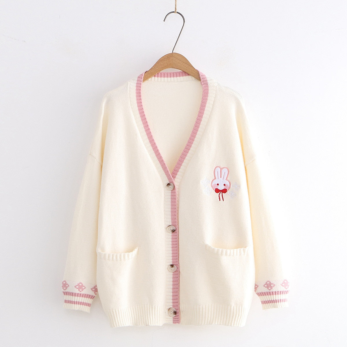 Strickjacke mit Häschen-Stickerei