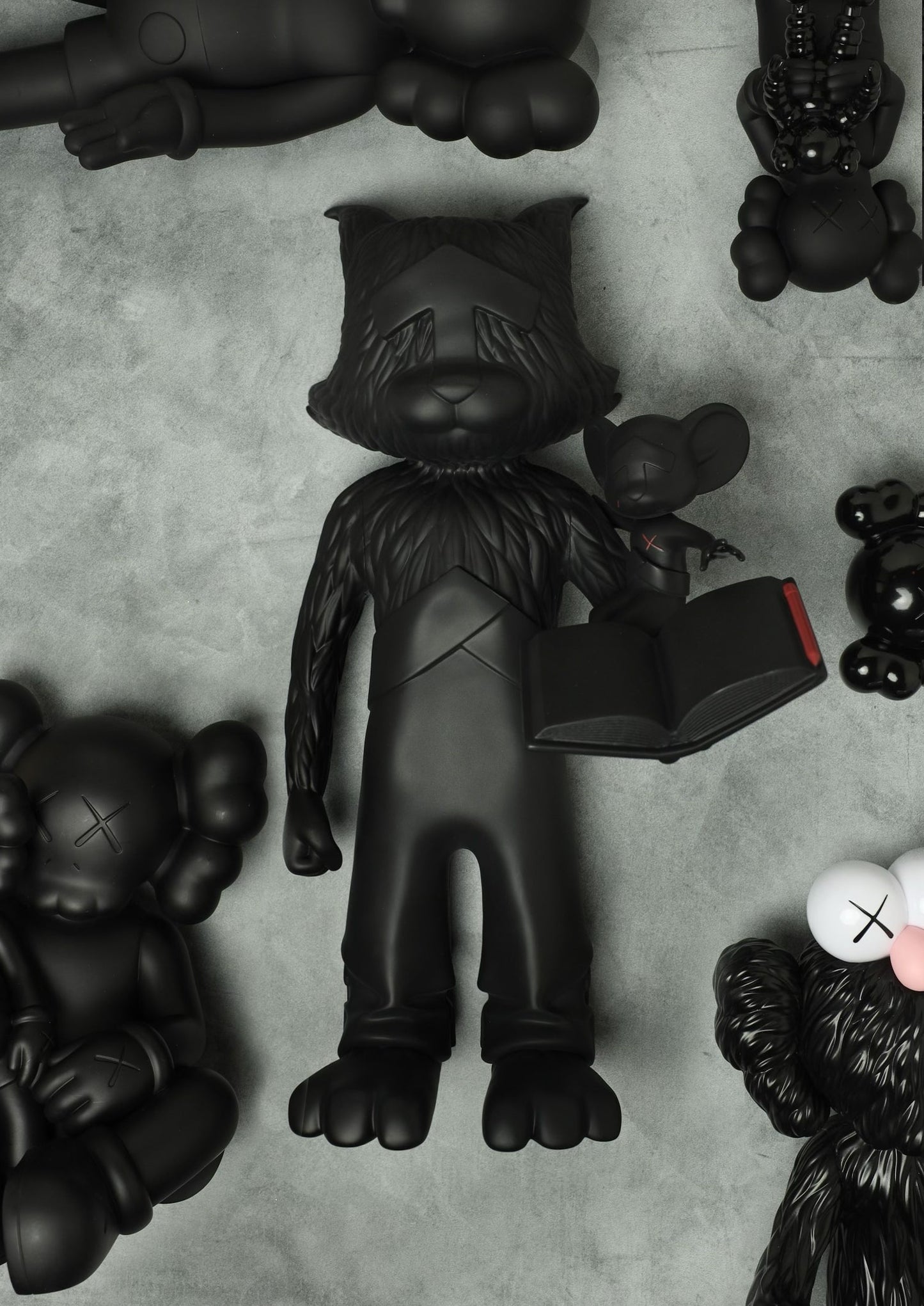 Eine JOMMENTARY-Figur aus schwarzem Vinyl von XXCRUE