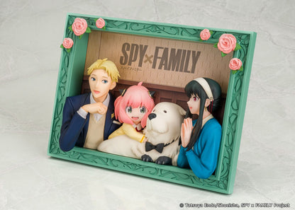 Spy × Family The Forgers Non-Articulated Figure