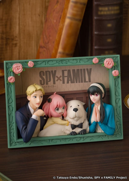 Spy × Family The Forgers Non-Articulated Figure