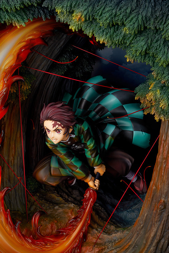 Demon Slayer: Kimetsu no Yaiba - Tanjiro Kamado Demon Slayer Figure (Hinokami Kagura Dance Ver.)