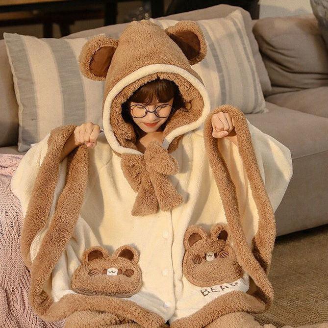 Pyjama mit Teddybär-Umhang
