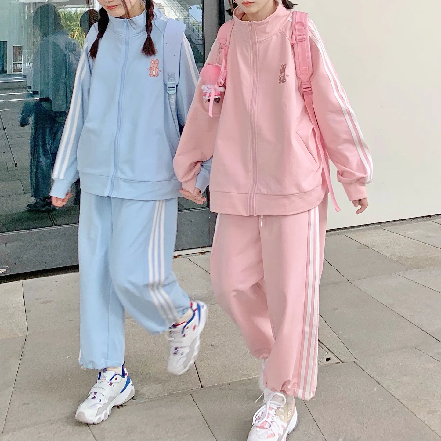 Pastellfarbene Hoodies und Jogginghosen-Outfits
