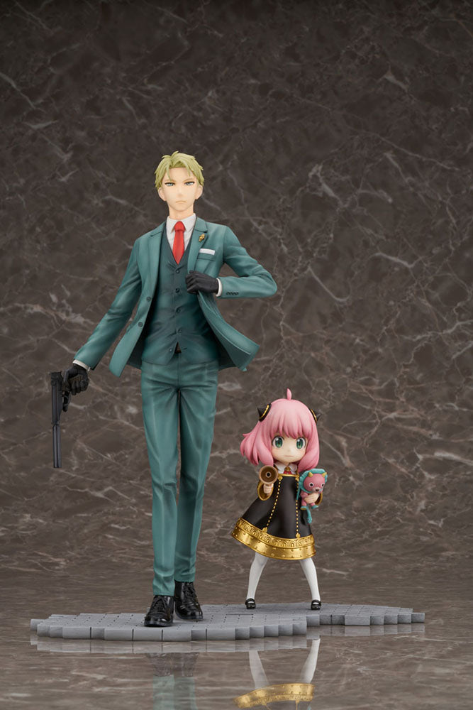 Spy x Family - Loid Forger 1/7 Scale Figure (The Forger Family Ver.)