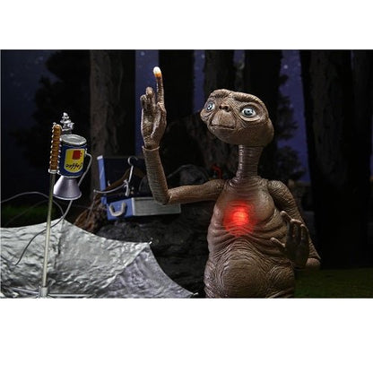 NECA  E.T. 40Th Anniversary Deluxe Ultimate E.T 7-Inch Scale Action Figure