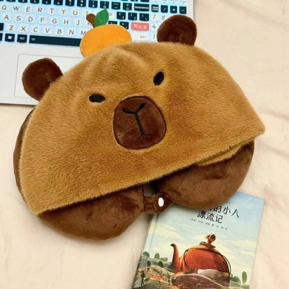 Capybara Plüsch-Nackenkissen mit Hut