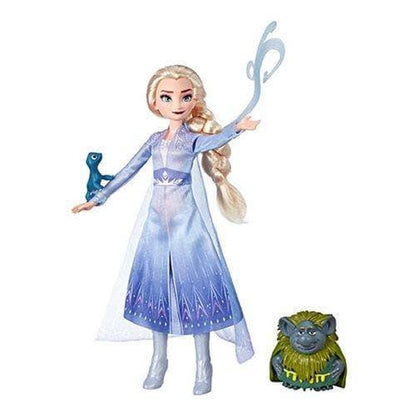 Disney Frozen 2 Elsa Modepuppe im Reiseoutfit mit Pabbie- und Salamander-Figuren