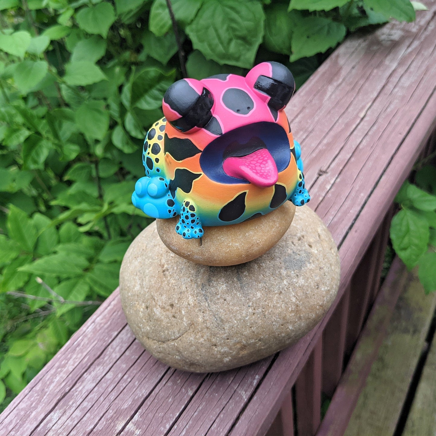 SUNS OUT BUNS OUT Custom 1 von 1 Ributt-Vinylfigur: „Rainbow Poison Dart Toad“ von Kendra Thomas