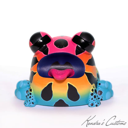 SUNS OUT BUNS OUT Custom 1 von 1 Ributt-Vinylfigur: „Rainbow Poison Dart Toad“ von Kendra Thomas